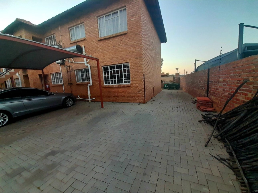 To Let 2 Bedroom Property for Rent in Flamwood North West